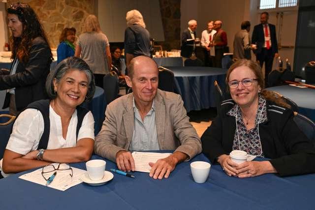 Drs. 卡琳·尼尔森, 洛伦兹·冯·塞德莱恩和杰奎琳·迪恩在庆祝皇冠hga025大学洛杉矶分校儿科传染病研究和治疗50周年的会议上共用一张桌子.