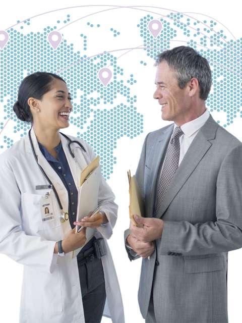 一个商人兼医生站在一张世界地图前.